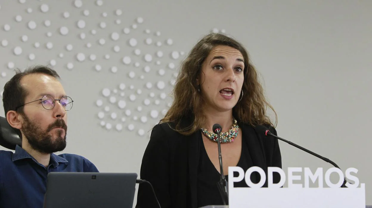 Noelia Vera, junto a Echenique, en una rueda de prensa de la dirección de Podemos