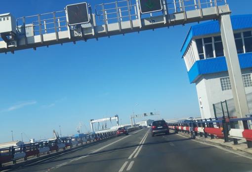 Minutos antes de las 19 horas, el tráfico se ha restablecido en el Puente Carranza en Cádiz