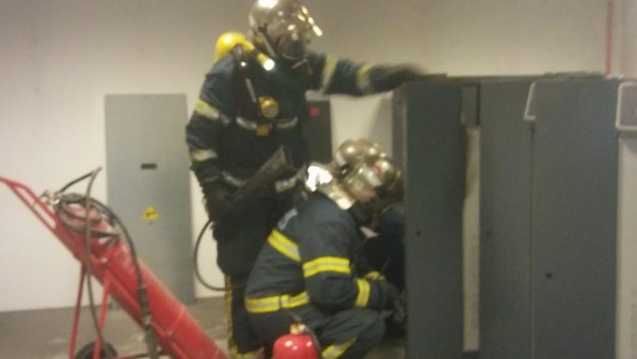 Doce desalojados en el Hospital de La Línea por un incendio en un cuarto de contadores