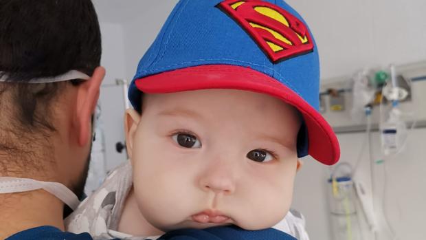 Una familia de Paradas busca una médula compatible para el pequeño Nico, de tan solo seis meses
