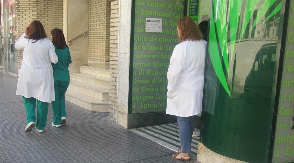 Piden que los trabajadores del Hospital Puerta del Mar de Cádiz no salgan a la calle con la ropa de trabajo