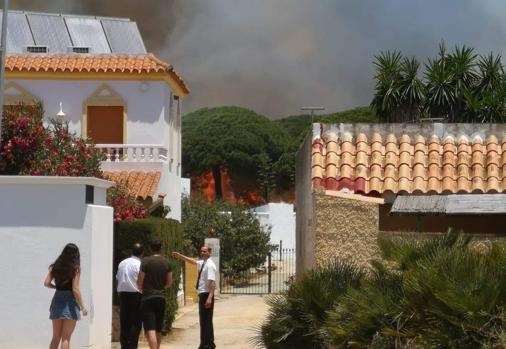 Gran susto en Roche: un anciano evacuado y 26 casas en peligro por las llamas