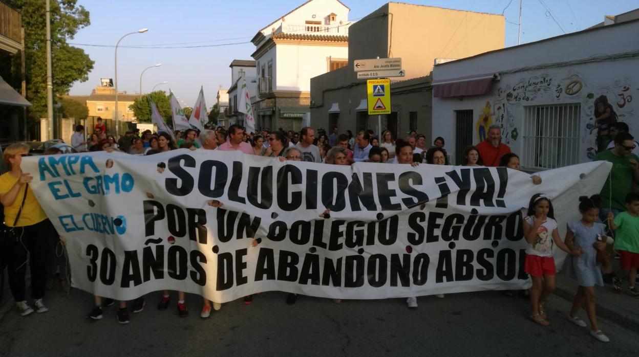 La manifestación recorrió las calles de El Cuervo de Sevilla hasta la plaza de la Constitución donde se leyó un manifiesto