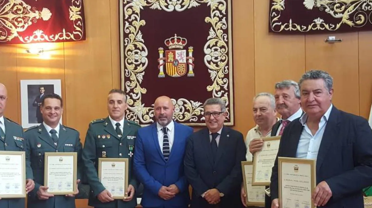 Los seis condecorados junto con el alcalde de Montellano y el subdelegado del Gobierno en Sevilla