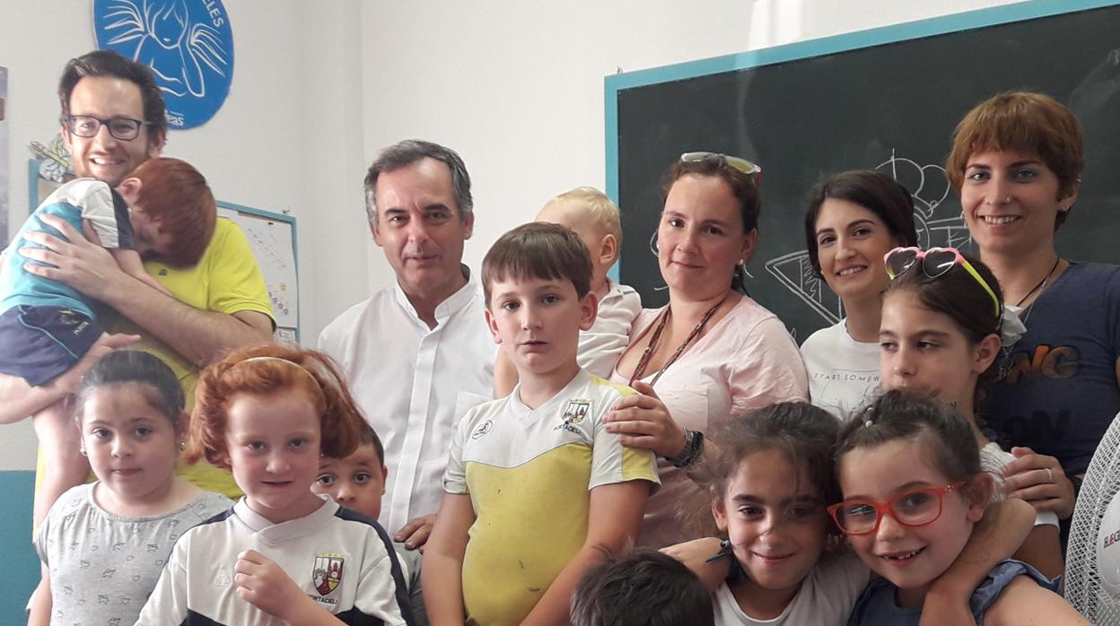 Javier y su familia junto al director del programa a los niños que se benefician del programa Ángeles en Dos Hermanas