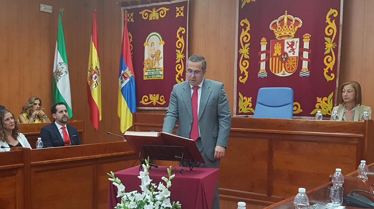 Juan Manuel Valle, jurando su cargo como alcalde