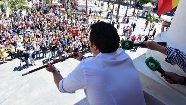 Kichi resiste sin baño de masas