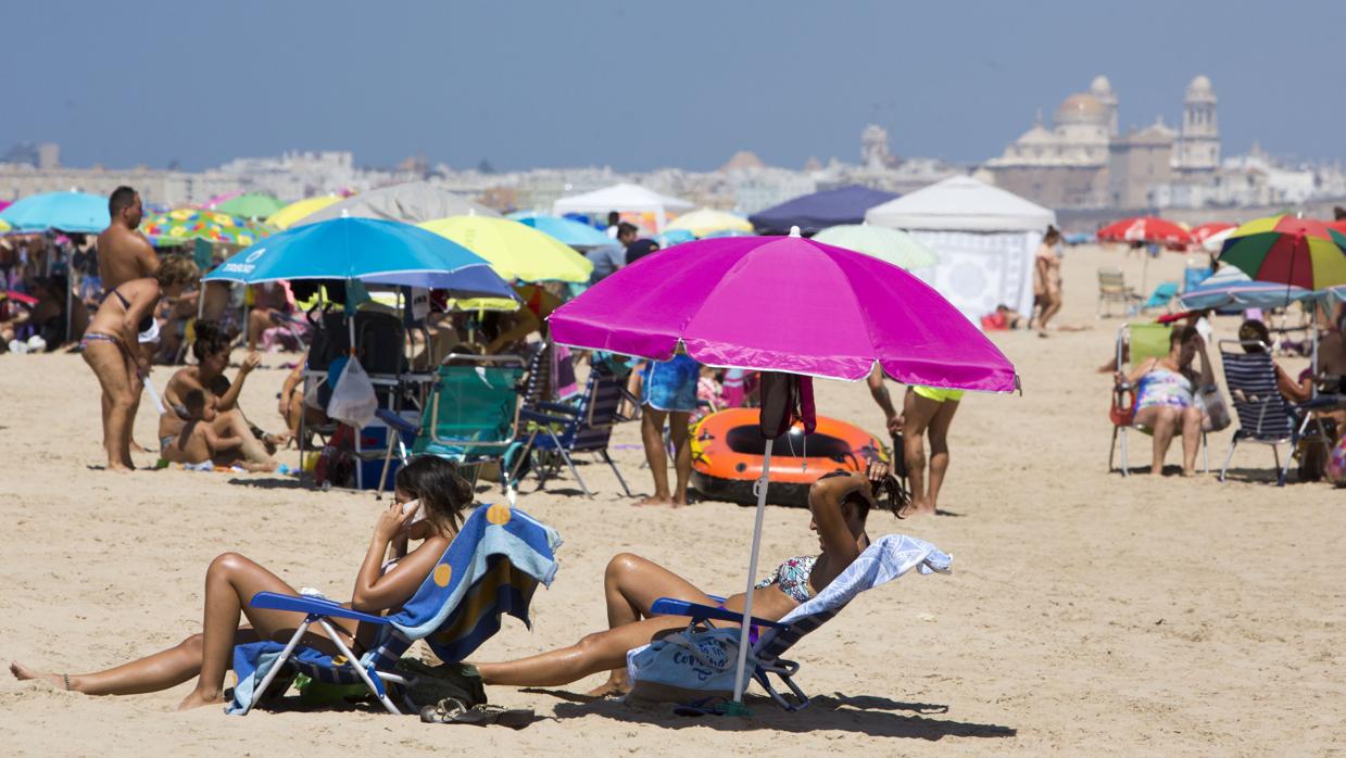 El tiempo: Cádiz dice adiós al sayo y el termómetro se calienta