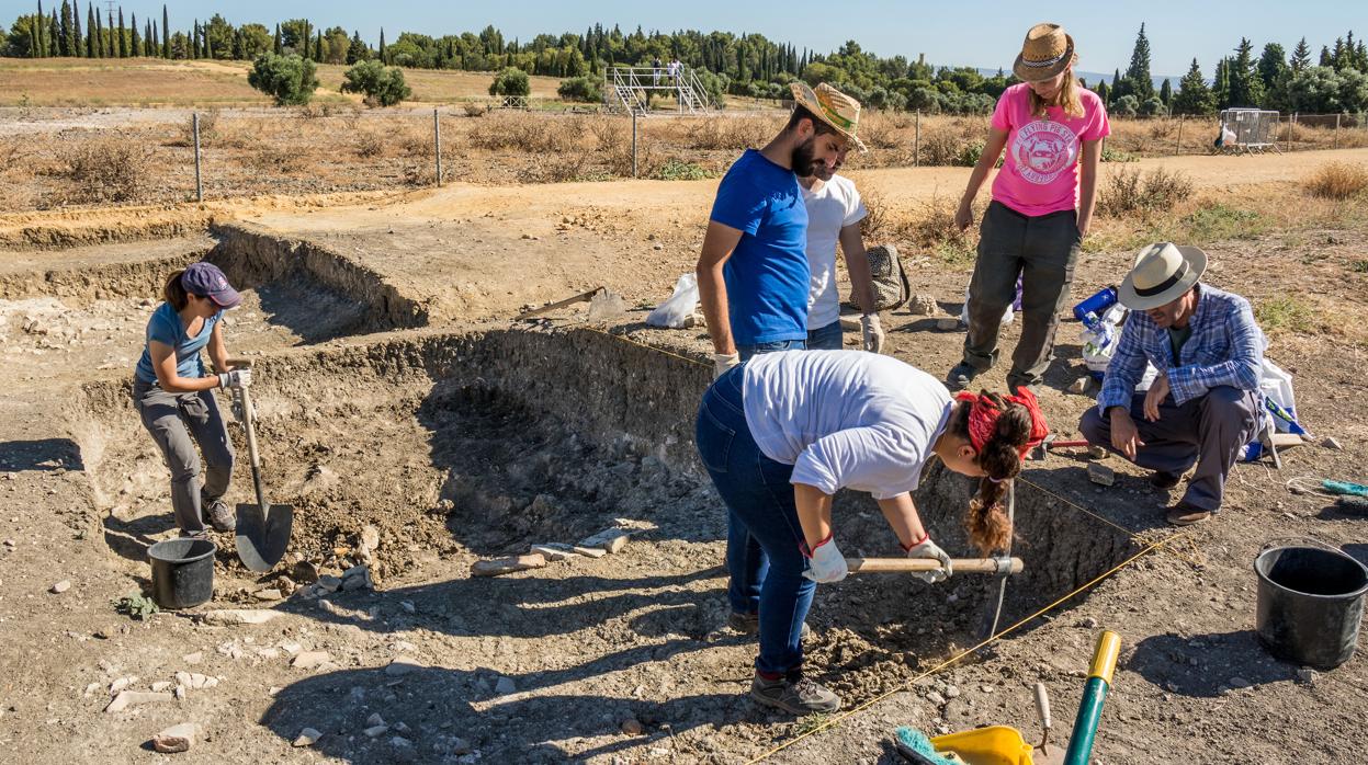 Un grupo de arqueólogos de la Universidad de Sevilla excavan en la zona Sur de Itálica