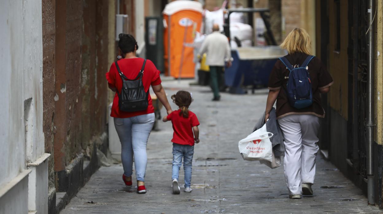 Una madre acompaña a su hija al colegio en Cádiz, donde hoy se registran 1.218 niños menores de 5 años menos que en 2010.