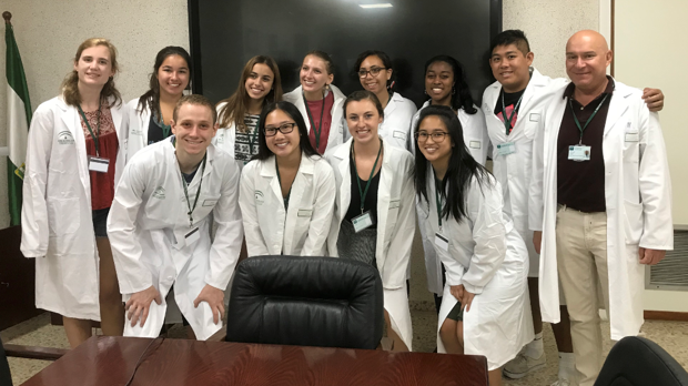 Estudiantes americanos visitan el Puerta del Mar para conocer la sanidad pública