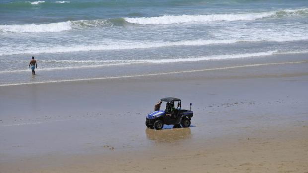 Los surfistas denuncian que son expulsados de Santa María del Mar