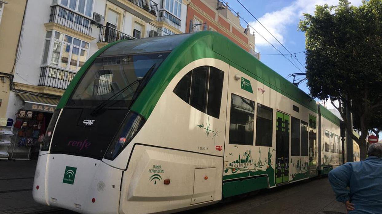 Primeras pruebas del tren tranvía en San Fernando.