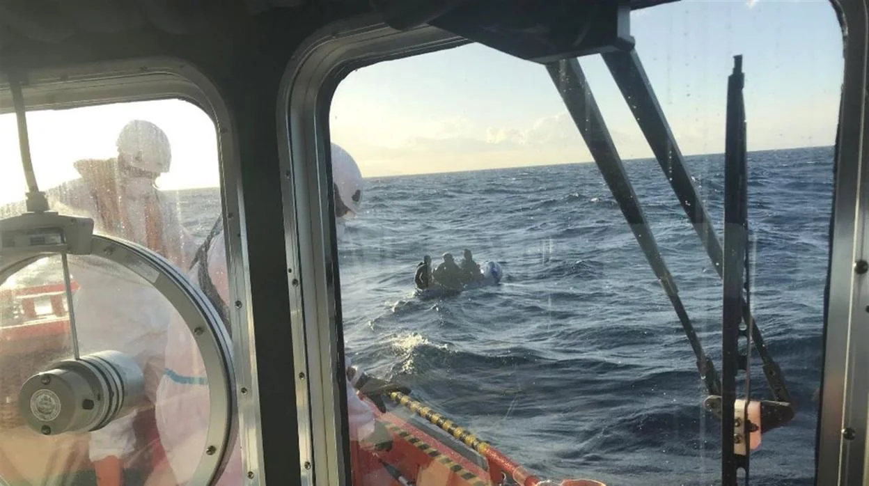 Rescatan a ocho hombres de una patera de plástico sin motor que iba a la deriva