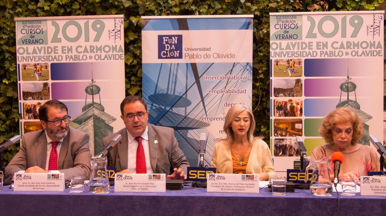 El alcalde de Carmona, Juan Ávila, el rector de la UPO, Vicente Guzmán, la consejera de Cultura, Patricia del Pozo, y la Presidenta del Consejo Social UPO, Amparo Rubiales, en la inauguración de los cursos ABC