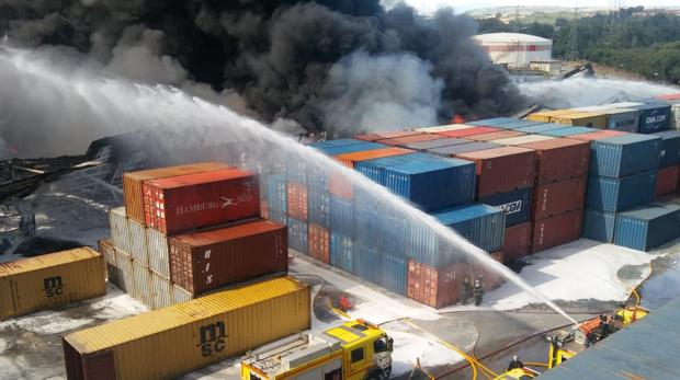 Una persona evacuada al hospital y otras cuatro atendidas por el humo del incendio de San Roque