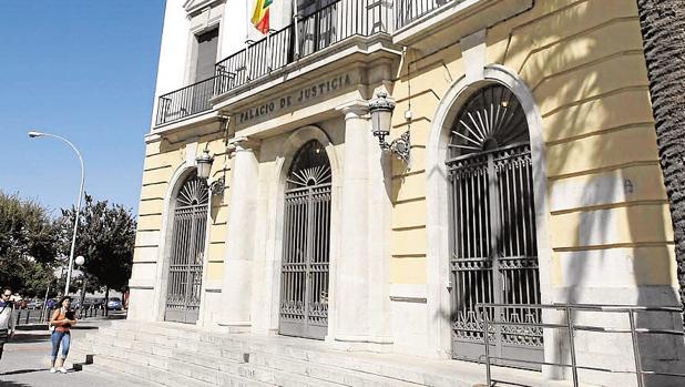 Condenada por engañar a su tía y vender su casa en Chiclana sin que ella supiera nada