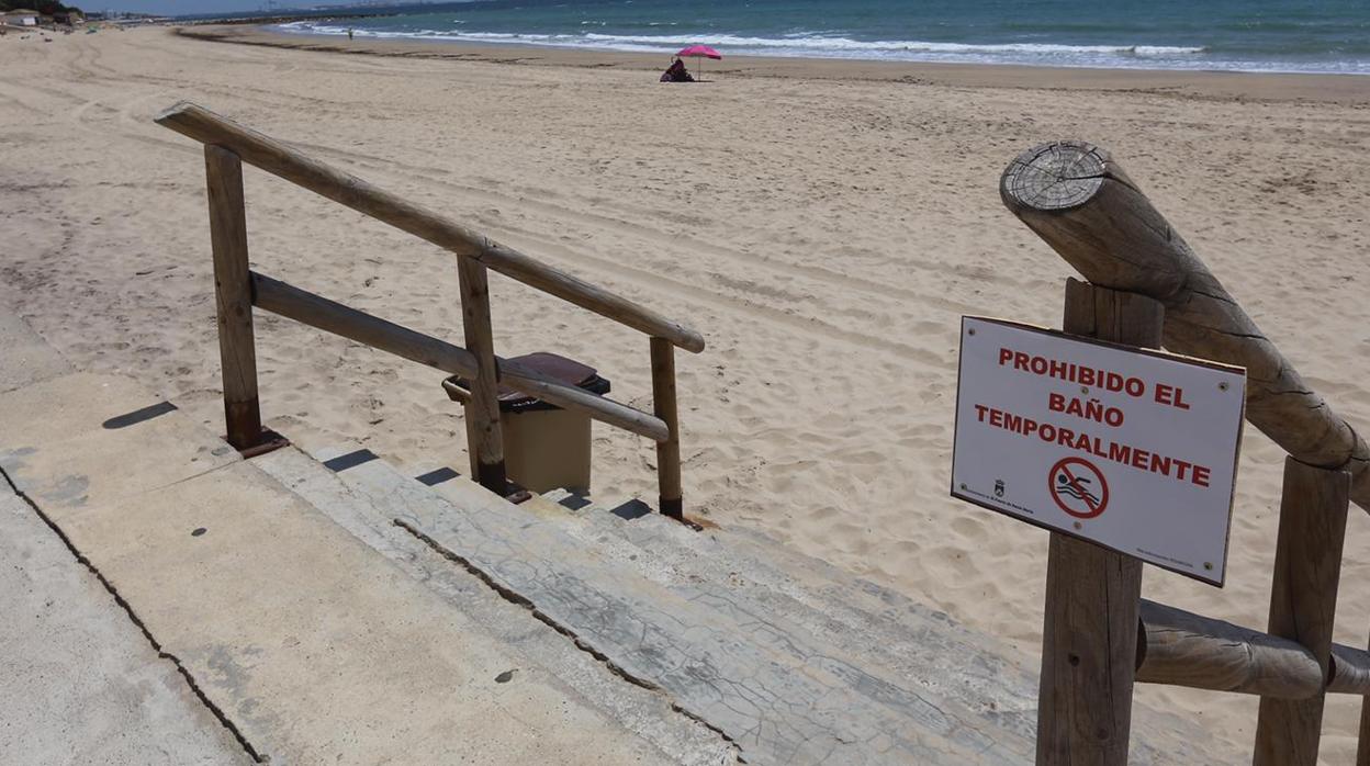 La playa de Fuentebravía, en El Puerto, cerrada al baño por la presencia de la bacteria E. coli.