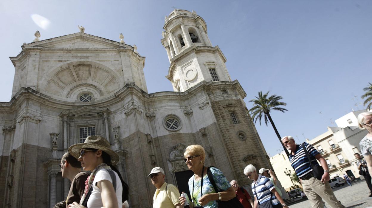 Turistas pasean en la Plaza de la Catedral.