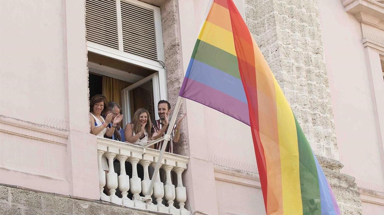 La bandera del arcoiris luce en uno de los balcones de la Diputación.