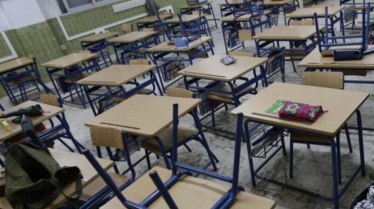 Pupitres vacíos en uno de los colegios de Cádiz capital