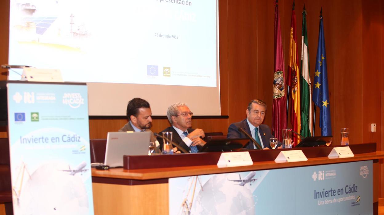 El consejero de Economía, junto a los viceconsejeros de Presidencia y Turismo, en la presentación de 'Invest Cádiz'.