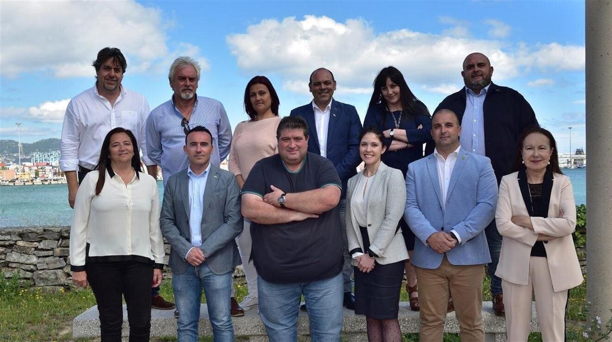 Jorge Domínguez, segundo a la izquierda en la fila de abajo, junto a la candidatura de Vox en Algeciras.