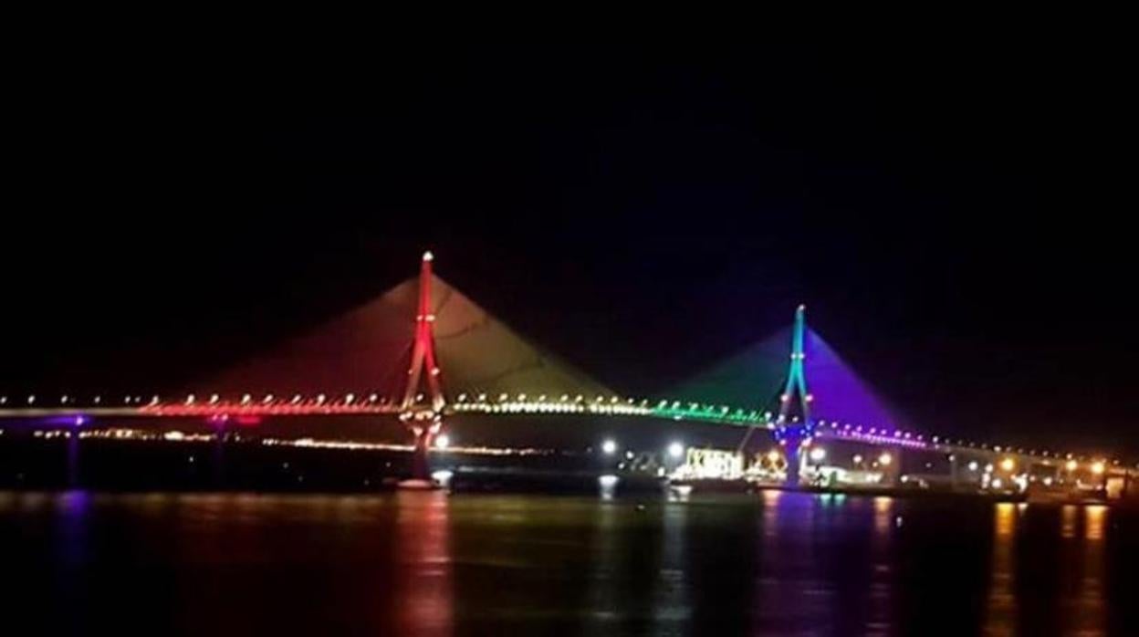 Así lucía el puente en la noche del viernes al sábado.