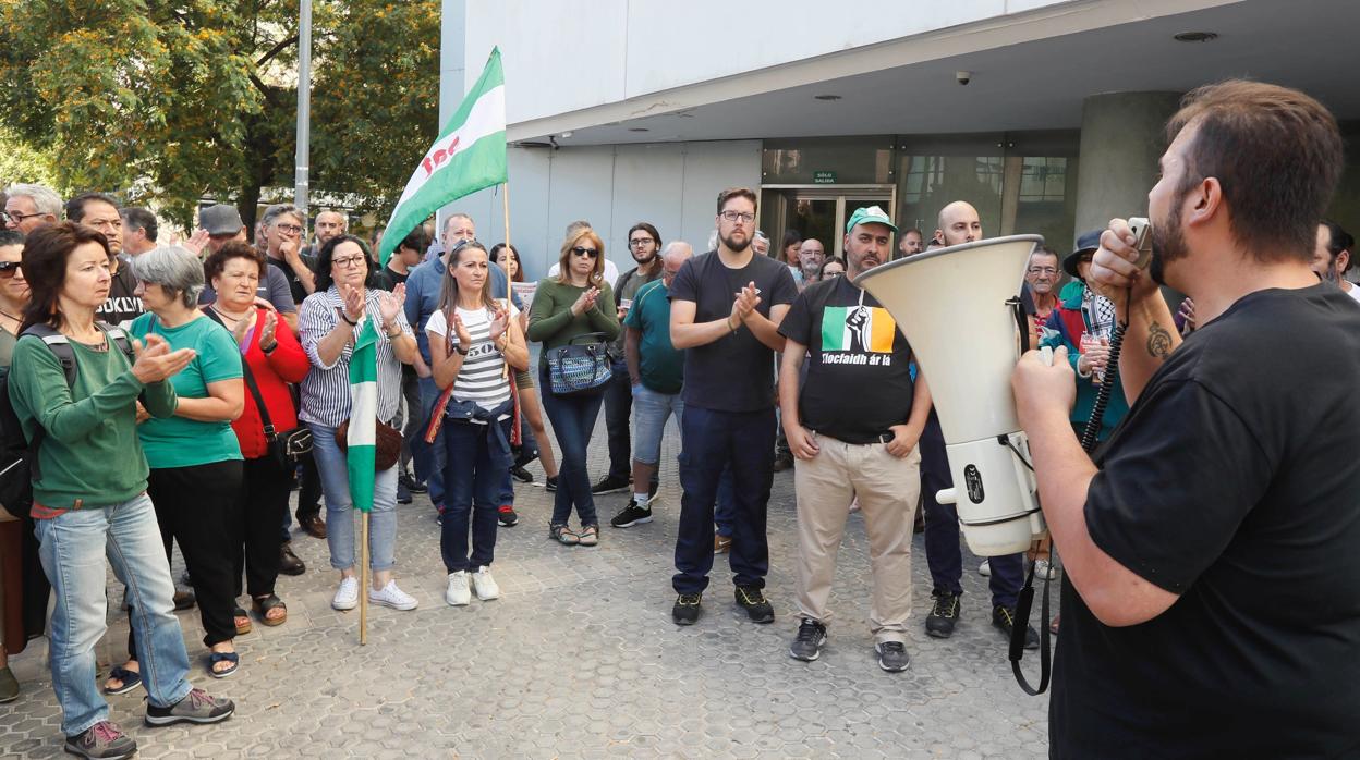 Manifestación de apoyo a los sindicalistas del SAT antes del inicio del juicio