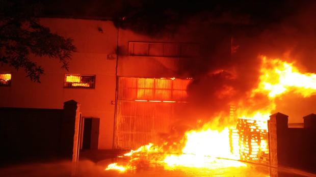 Un incendio en una nave de Arcos se prolonga durante más de seis horas