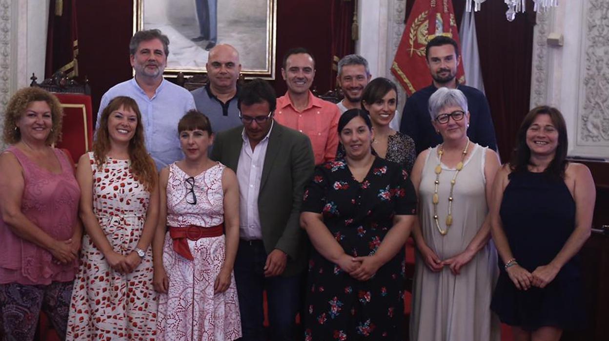 El equipo de Gobierno, con Kichi en el centro.