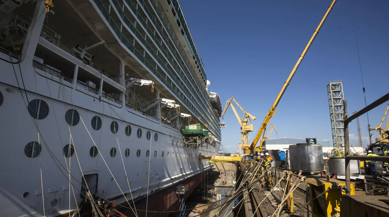 Reforma de un crucero en el dique cuatro del astillero de Cádiz