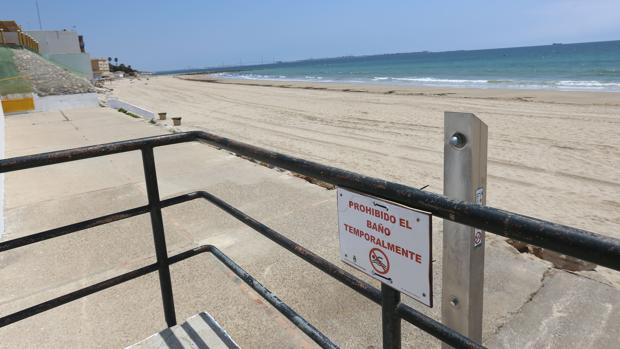 Reunión con técnicos de la Base Naval de Rota para solucionar el problema de la contaminación en la playa de Fuentebravía