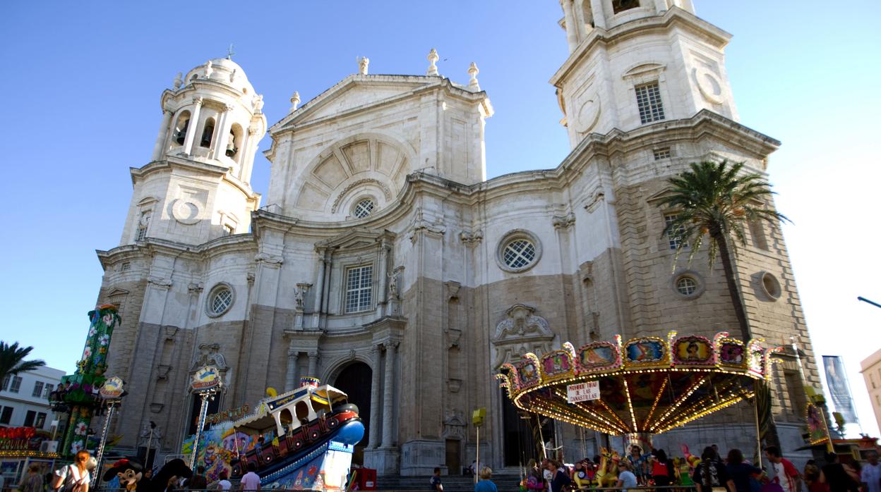 Carrusel instalado junto a la Catedral durante una feria infantil en 2011.