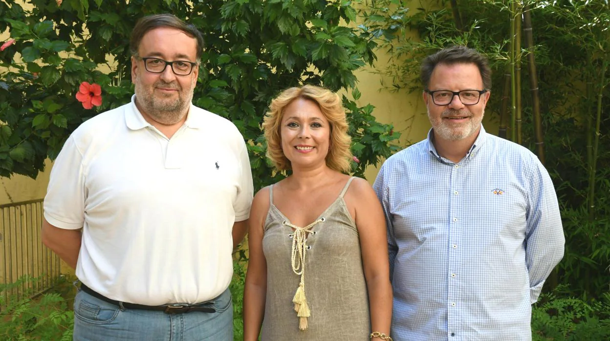 María Helena Romero junto a sus compañeros del PP en Espartinas, Vicente Dorado y Rafael Campamá