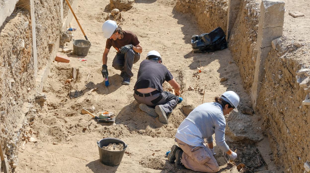 Imagen de los trabajos que se realizan en la zona que fue asaltada por unos vándalos.