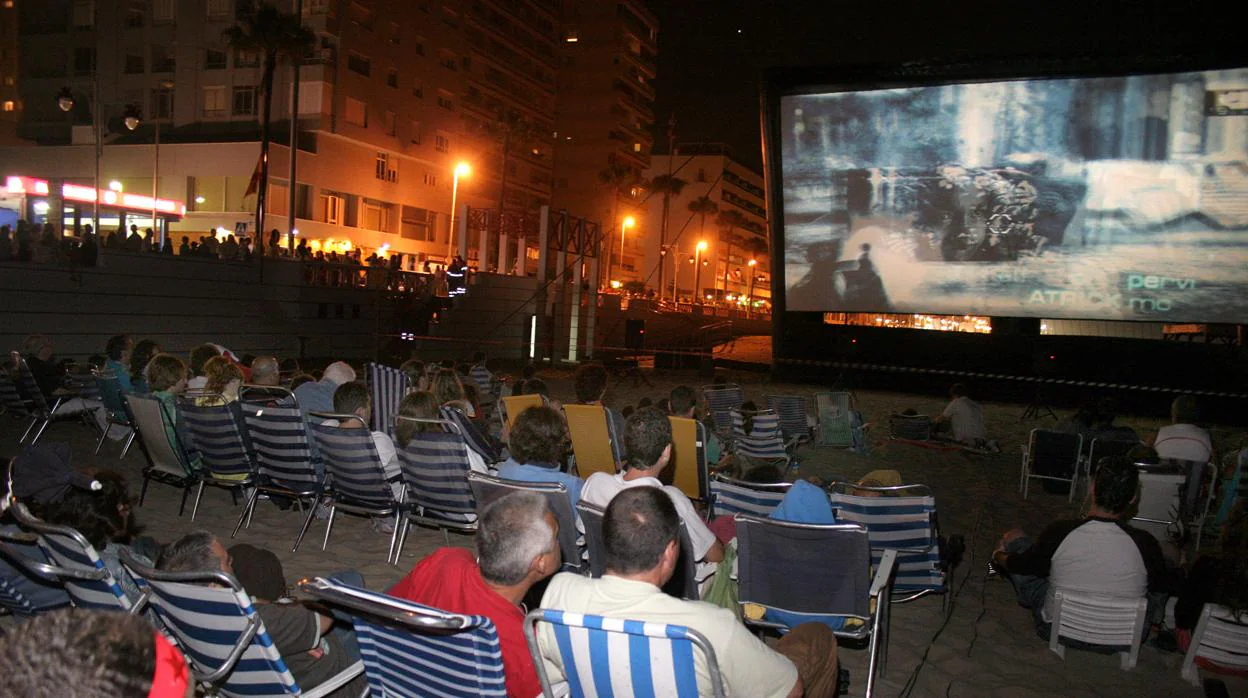 El cine de verano se ha convertido en una tradición entre los gaditanos.