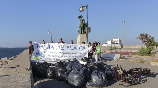 Alertan al Ayuntamiento sobre la suciedad de la punta de San Felipe, en Cádiz