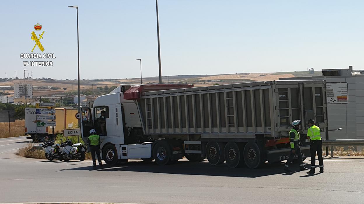 Agentes de la Guardia Civil en el momento de la detención del camionero que quintuplicaba la tasa de alcohol