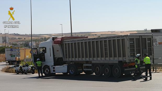 Detenido en Écija un «terrorista vial» con un camión de 40 toneladas, sin carné y tras haber bebido