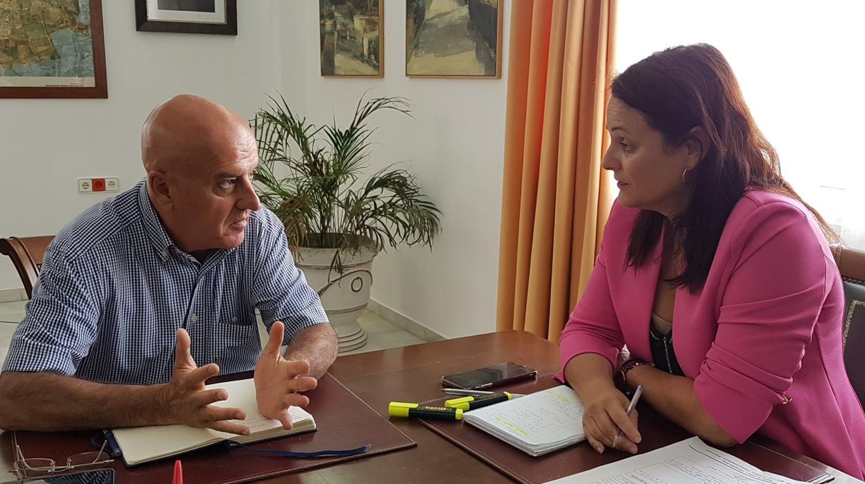 El gerente del Consorcio de Transporte Metropolitano con la alcaldesa de Espartinas