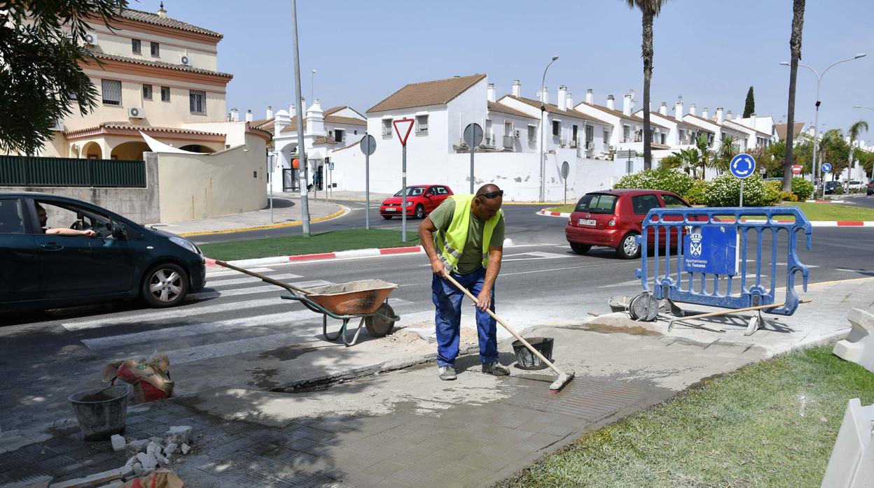 Un operario trabaja sobre el paso de peatones de la Avenida del Aljarafe de Tomares