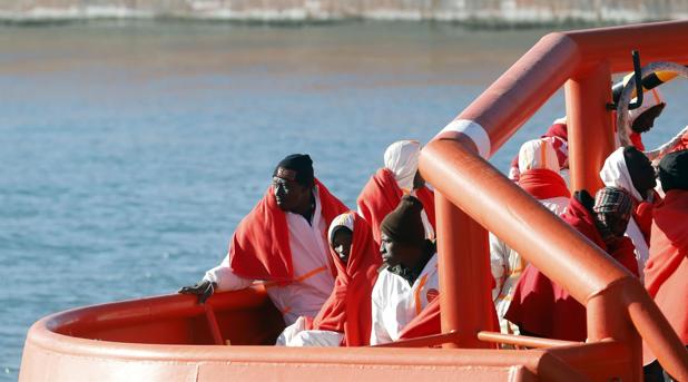 Rescatan a 145 personas, entre ellas cuatro niños, de dos pateras en el Estrecho