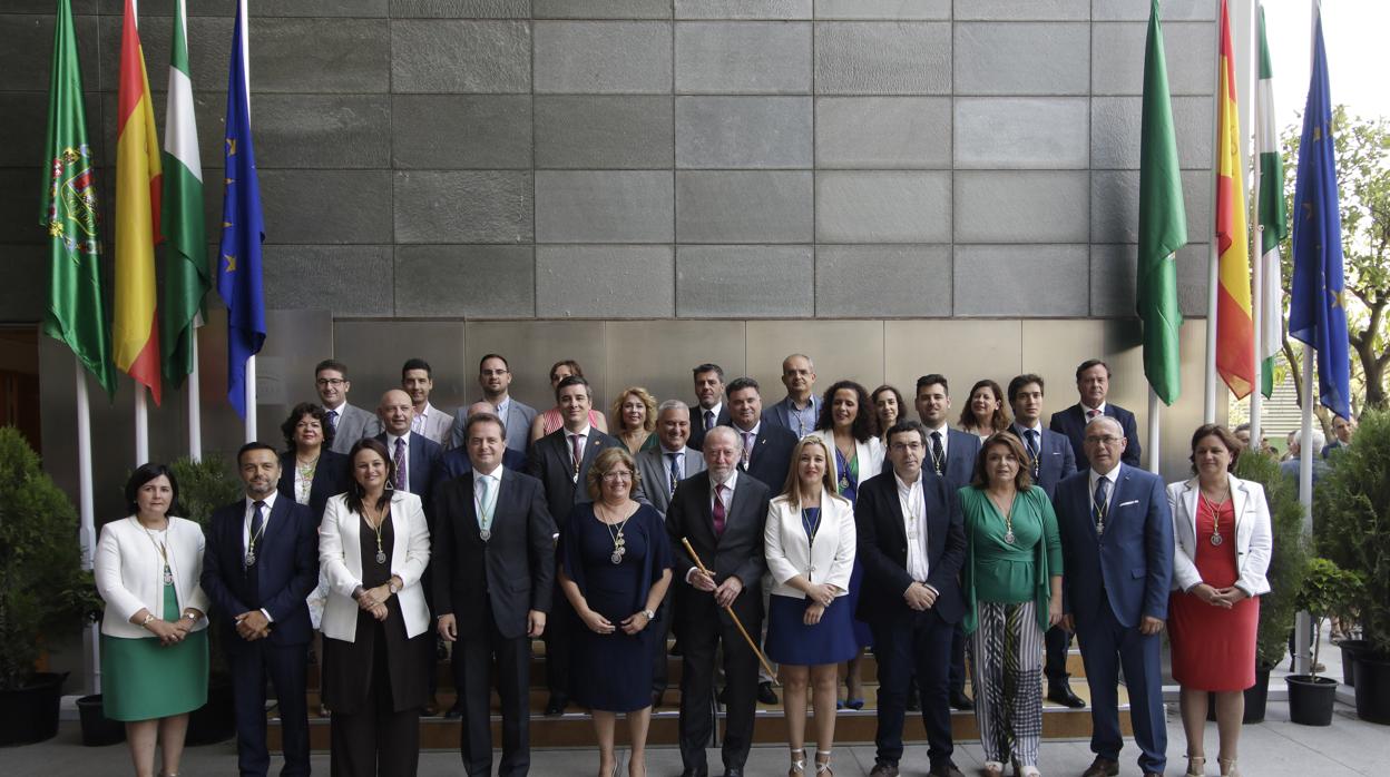 Foto de familia de los miembros de la Diputación de Sevilla, tras la toma de posesión