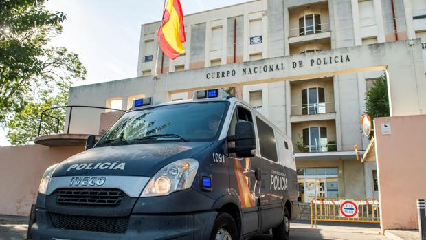 Tres detenidos en Utrera por estafar a través de Internet más de 50.000 euros