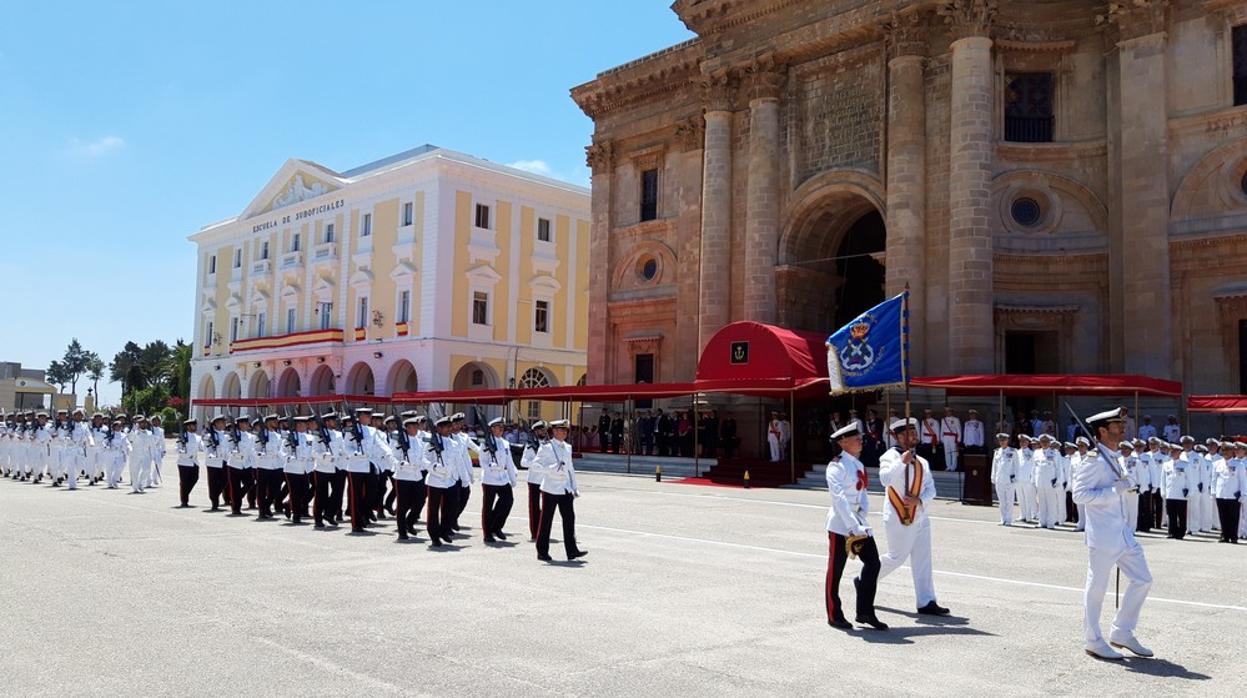 Desfile de la Fuerza en la Escuela de Suboficiales.