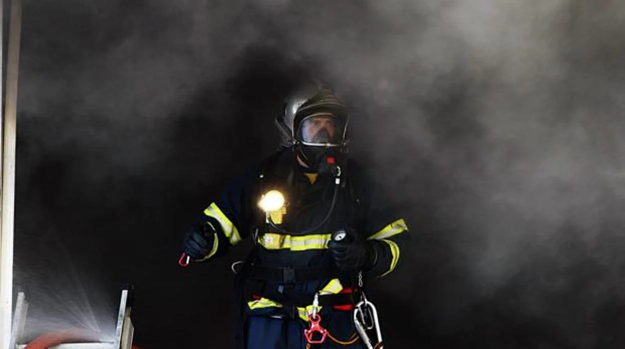 Cuatro afectados por inhalación de humo tras el incendio de una vivienda en Chipiona