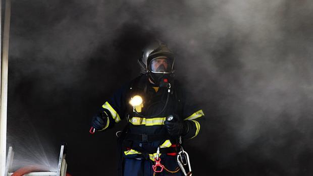 Cuatro afectados por inhalación de humo tras el incendio de una vivienda en Chipiona