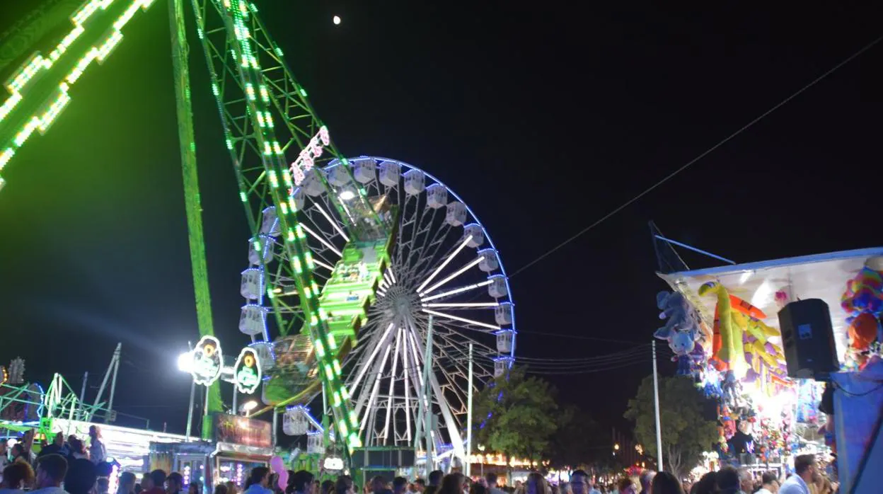 Atracciones en la Feria de San Fernando que se celebra estos días.