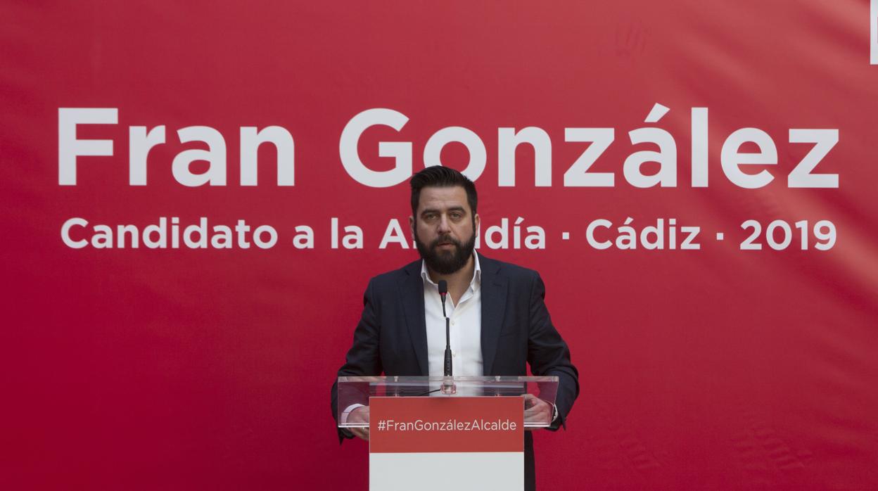 Fran González vuelve a escena con el «apoyo» de (casi todos) sus compañeros en Cádiz